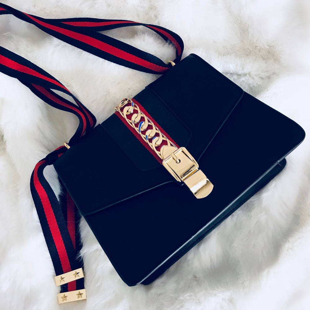 🌟 NEW 🌟 Black shoulder bag with gold accent